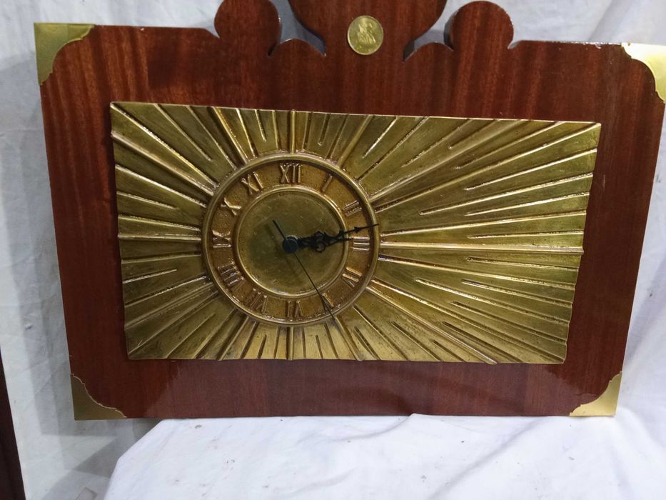Sobre placa de madeira de mogno artisticamente trabalhada