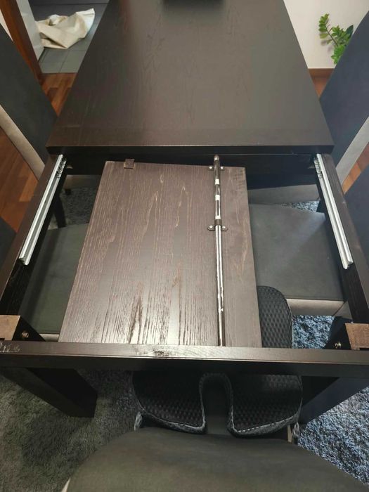 Mesa de Jantar extensivel em madeira maciça. Inclui as cadeiras