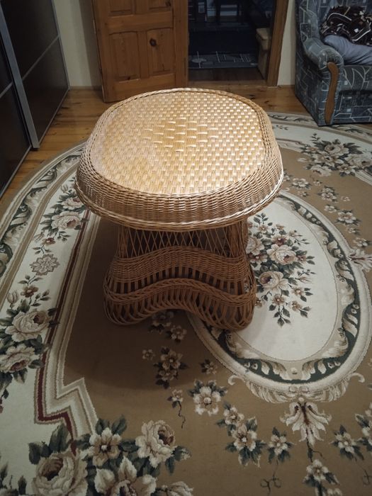 Продам столик плетений