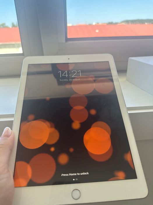 Apple
iPad (6th generation)
iOS 15.1
32 GB