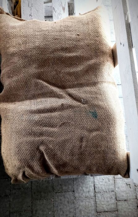 Poduszki Hand Made na palety z worków jutowych po kawie.