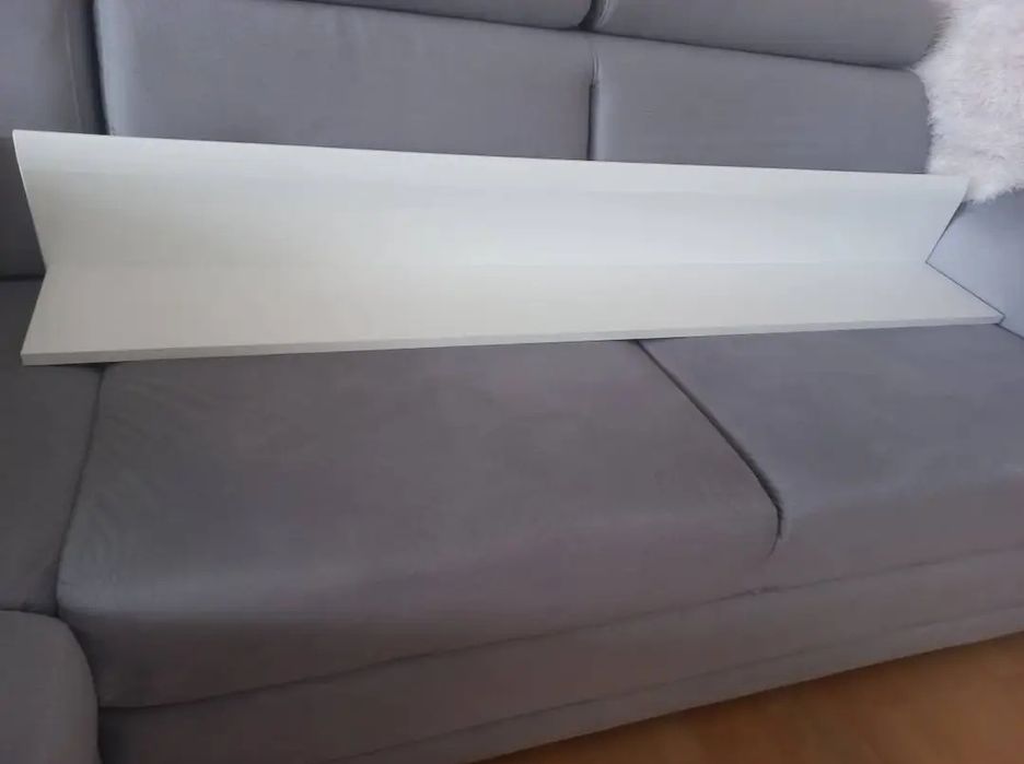 Biała półka, model IRMA z Agata meble.