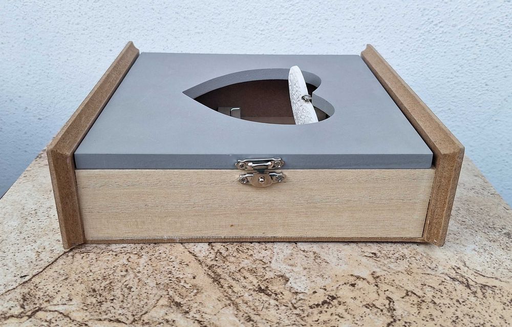 Zamykana drewniana skrzynka na klucze z sercem pomieści 6 kluczy boho