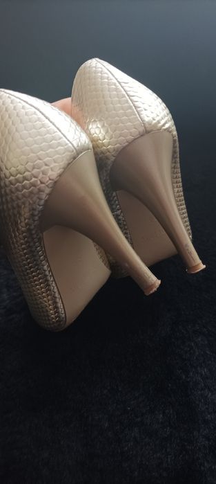 Złote szpilki  eleganckie