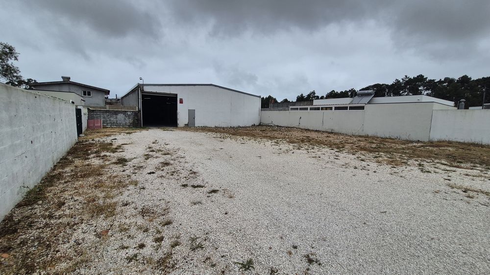 Arrendo armazém com 600m2 água e luz incluído