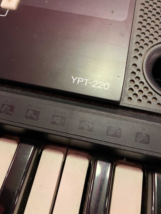 Teclado / Órgão YAMAHA - YPT 220 - Semi Novo - Com base