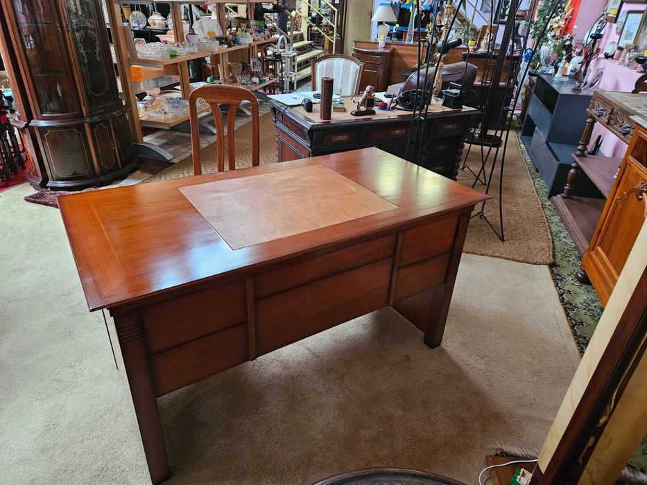 Excelente secretária em madeira maciça - óptimo estado e qua