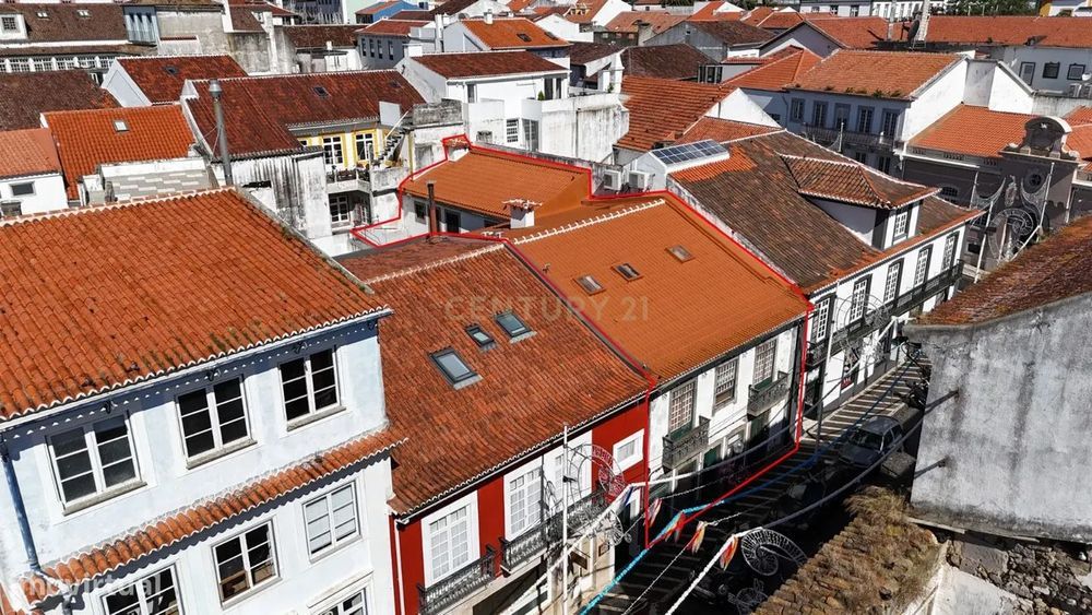 Residence with Commercial Space in the Heart of Angra do Heroísmo – An Opportunity