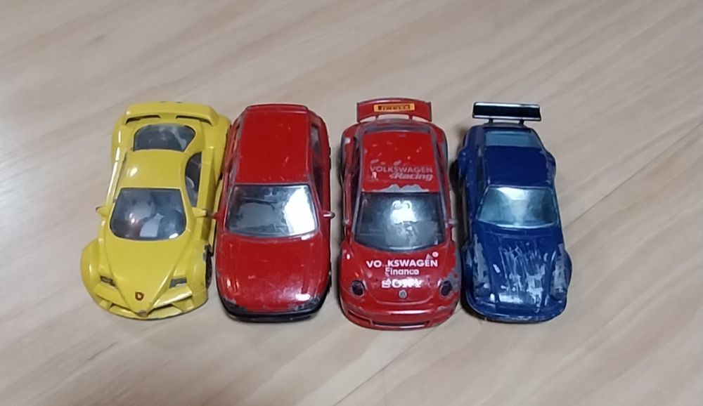 Lote de 4 miniaturas em escala 1/43
