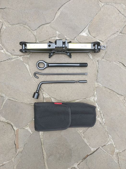 Домкрат та набір інструментів для Hyundai Tucson NX4 / Kia Sportage