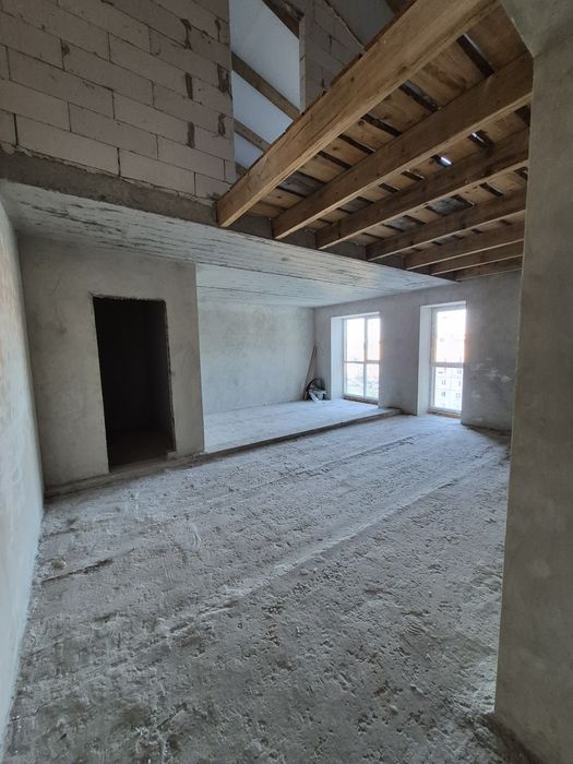 Велика двохярусна квартира в центрі міста (125,7 м²)