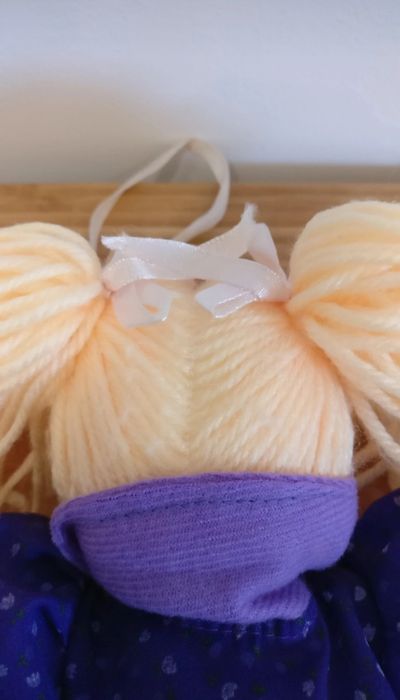 Boneca de Pano Decorativa – 31 cm | Pode Pendurar na Parede