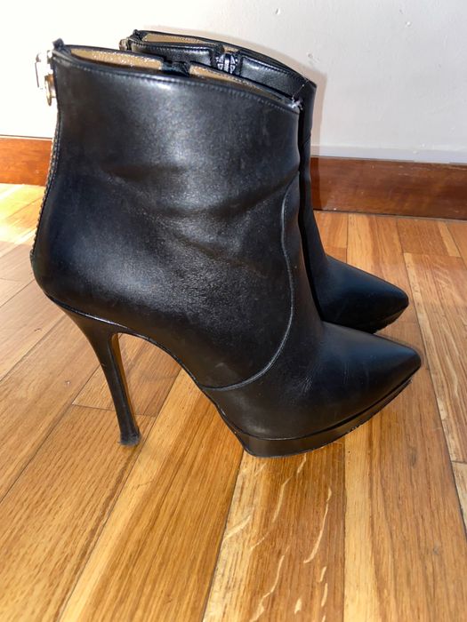 Botins pretos em pele