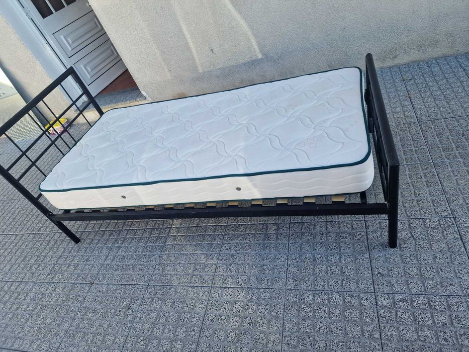 Cama solteiro com colchão