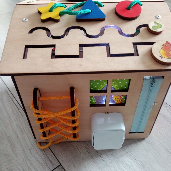 Drewniany domek sensoryczny
