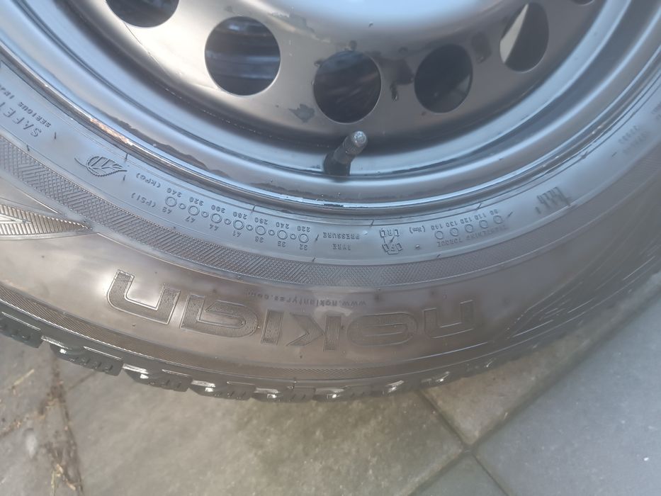 Felgi stalowe plus opony zimowe Nokian R17