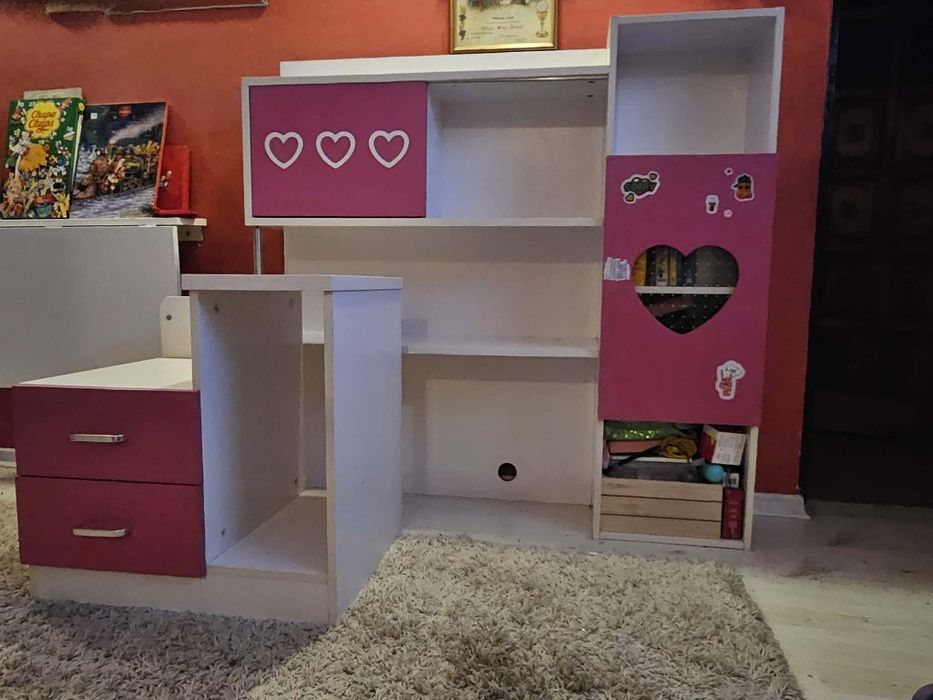 Piękna witrynka z szfka dla dziewczynki