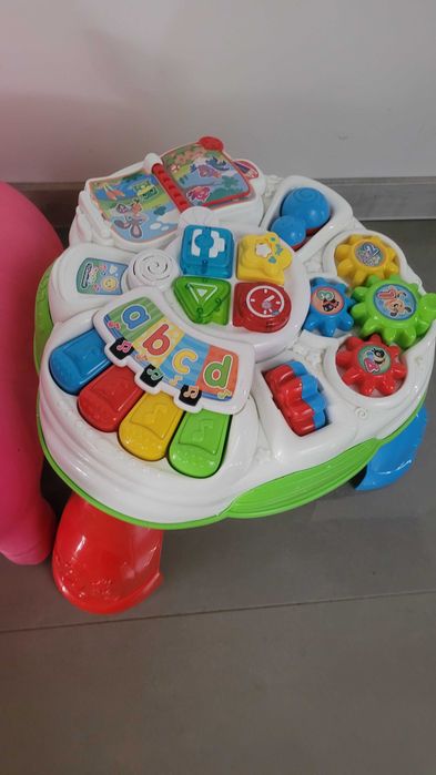 Zabawki stolik edukacyjny i skoczki