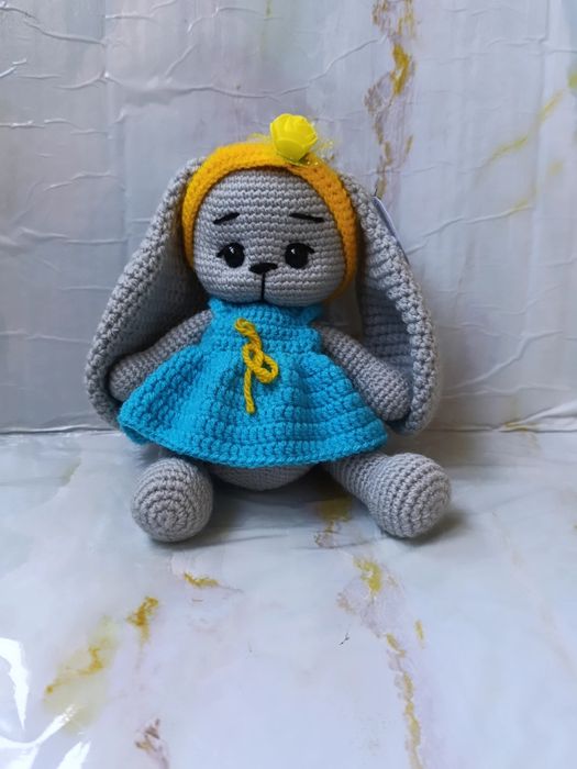 Мягкая игрушка зайчик в голубом платьице с жёлтой повязкой