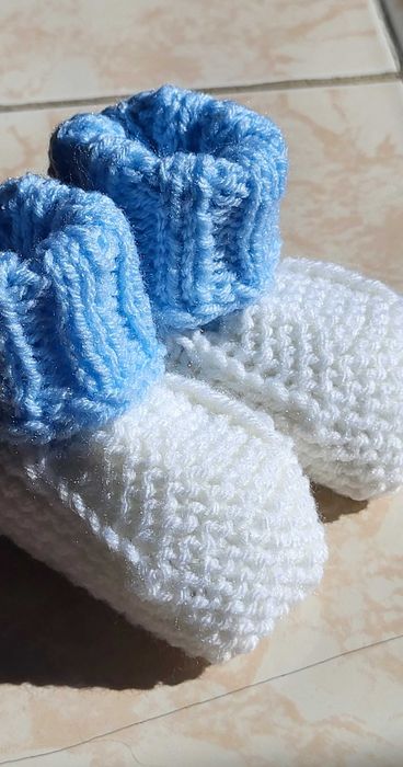 Meias / Sapatinhos de Bebé em Lã Antialérgica feitas à Mão