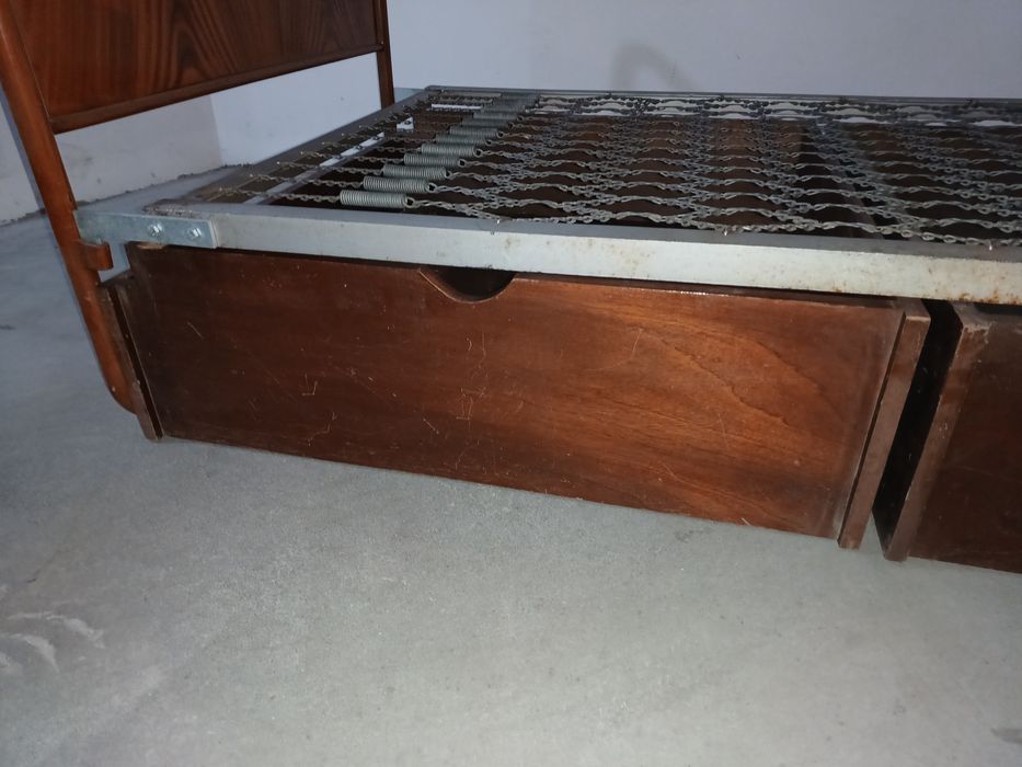 Cama de solteiro vintage