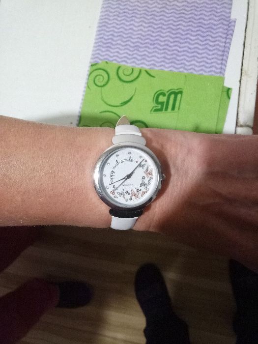Nowy Zegarek Avon na białym pasku