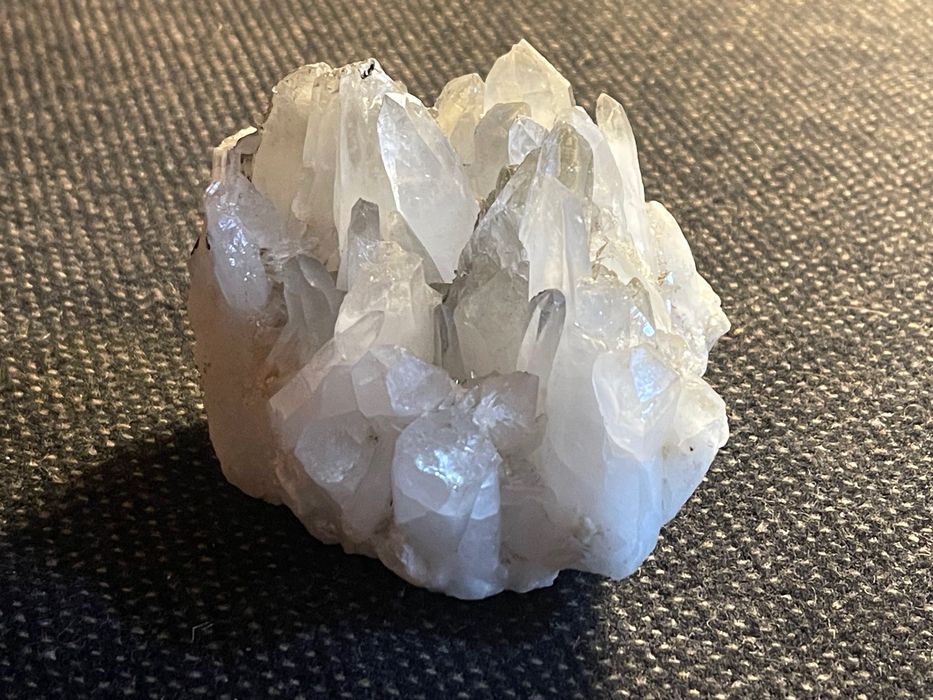 Aglomerado de cristais de quartzo natural