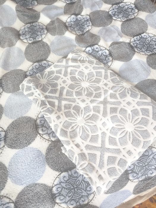 Покрывала двуспальные, одеяла.