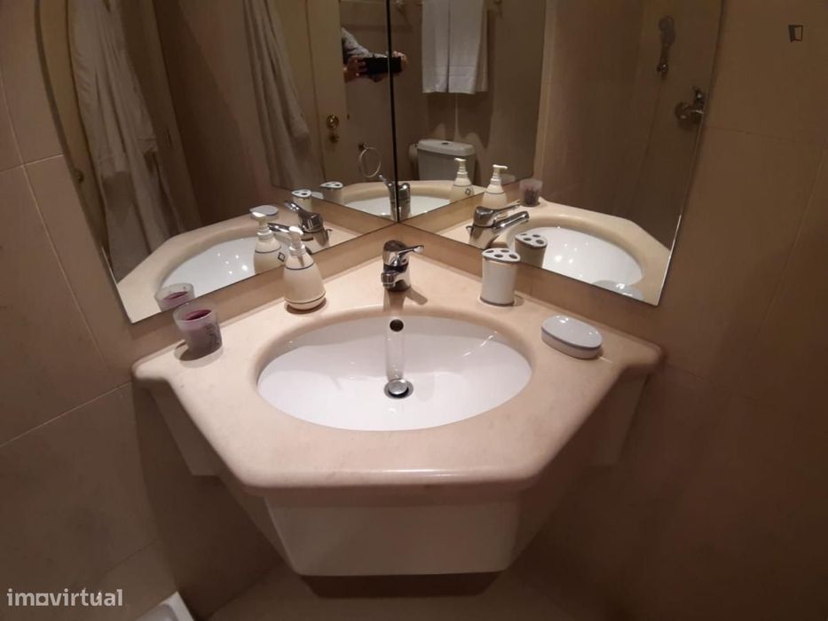 Quarto - localizado em Sete Rios Lisbon