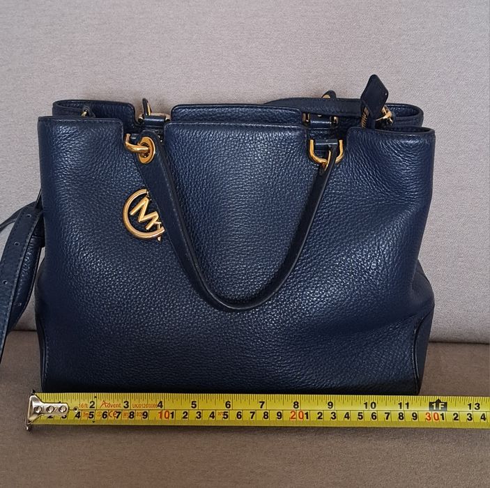 Torebka Michael Kors, granatowa ze złotym zamkiem, skóra.