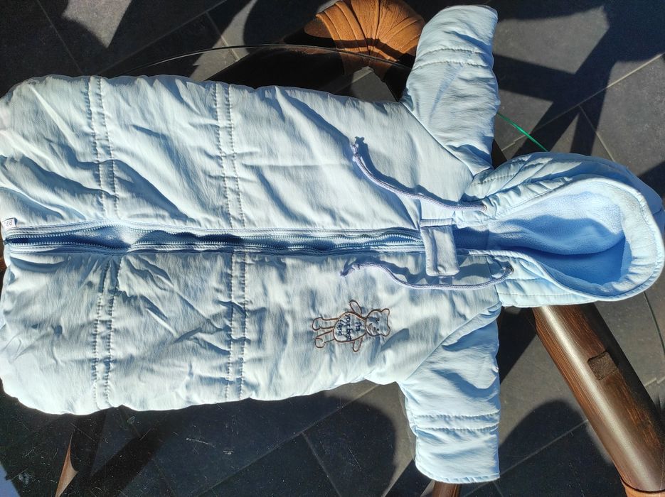 Błękitny niebieski ocieplany kombinezon zimowy do wózka dla niemowlaka