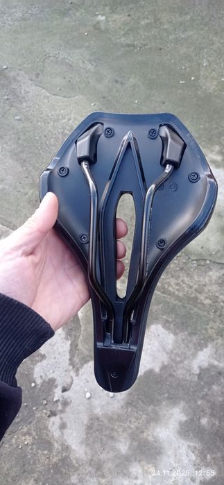 Сідло велосипедне