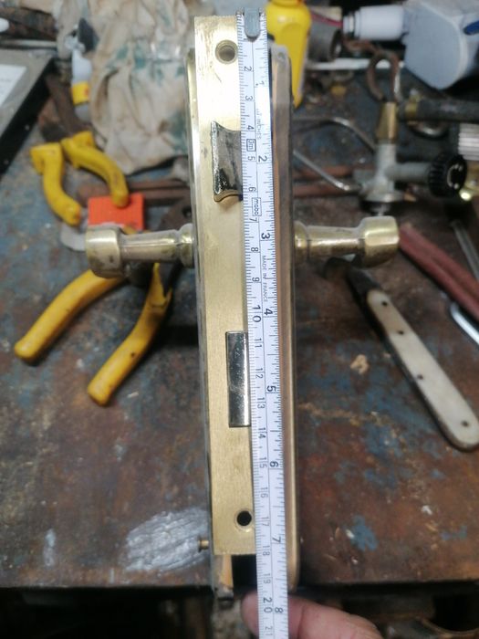 Fechaduras em metal completas.