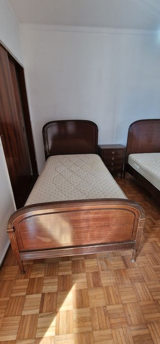 Conjunto de 2 camas, 2 colchões, 1 mesa de cabeceira