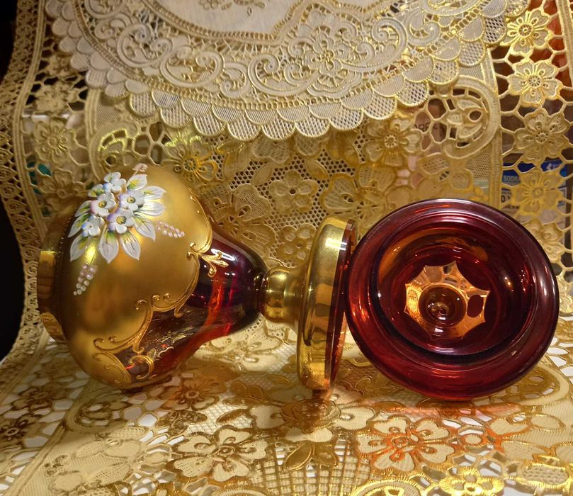 Подарочные предметы из стекла  : шкатулка, вазочки,конфетница.,.