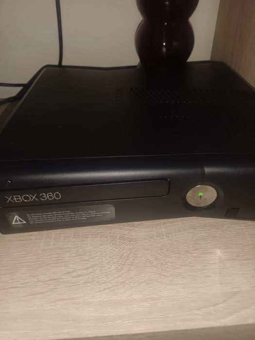 Xbox 360 z padem i grami