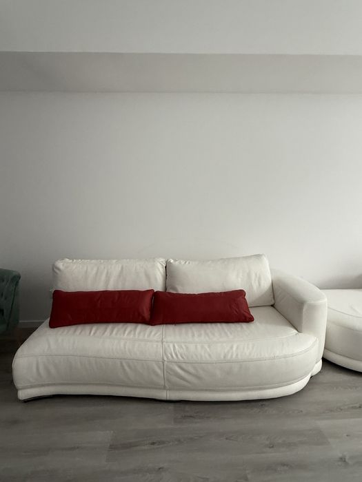 Sofá branco em L curvo