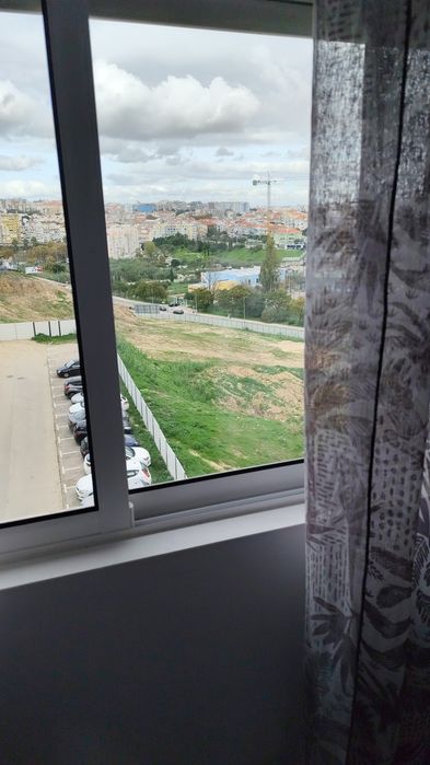 Alugo quarto com cama de casal
