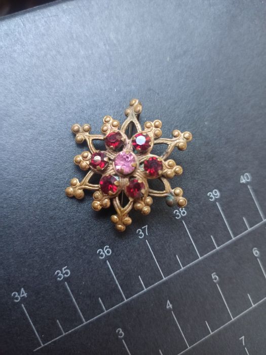 Брошь бронзовая с камнями
