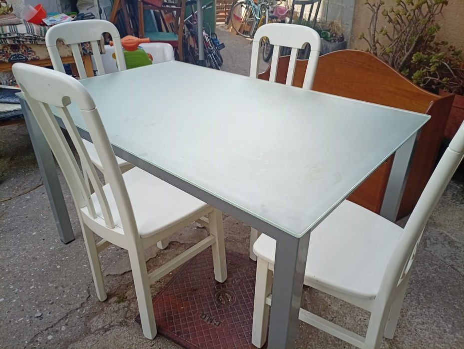 Mesa com quatro cadeiras