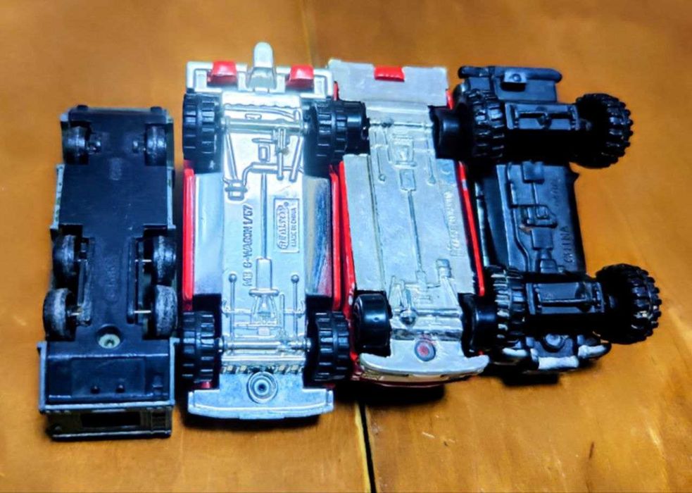 Модельки машинки игрушечные.