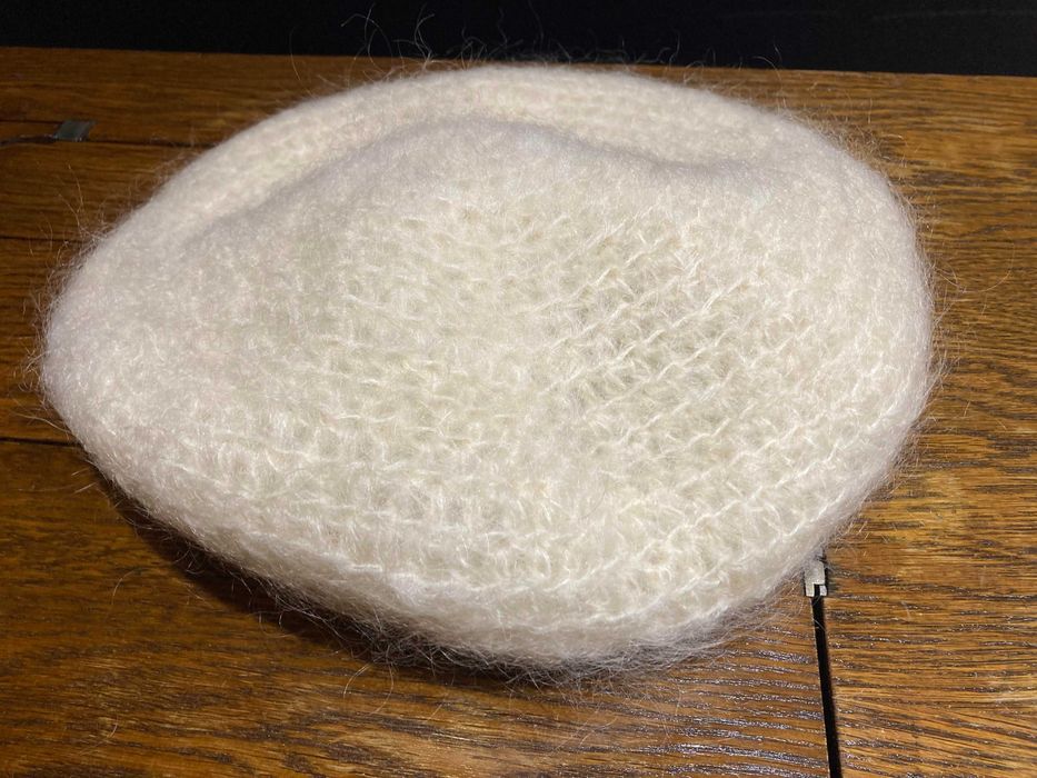 Beret /czapka/ kremowy, wykonany ręcznie, z wszytą flizeliną