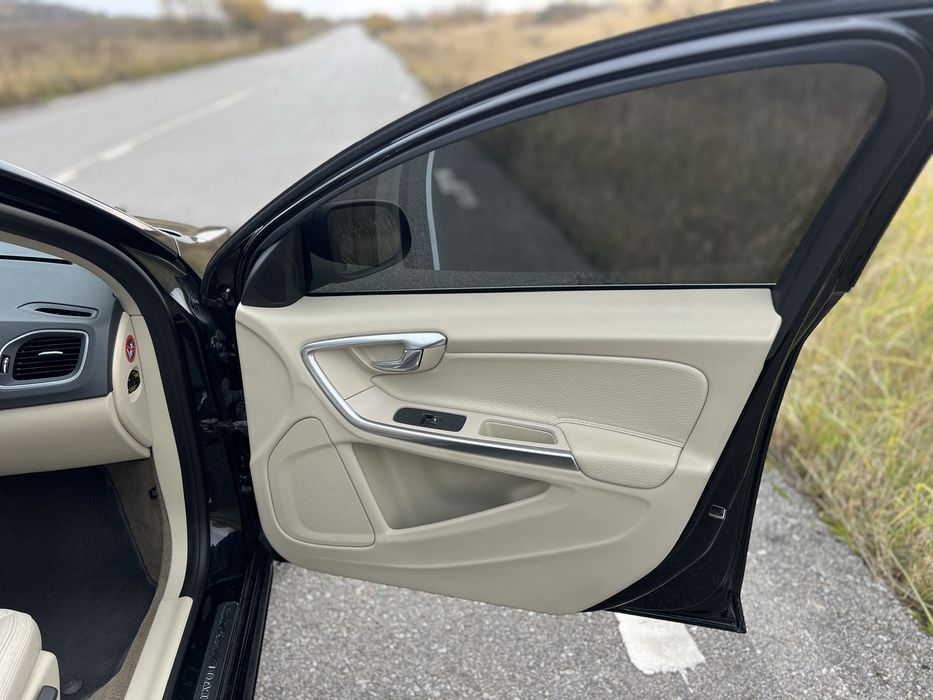 Автомобіль Volvo V60