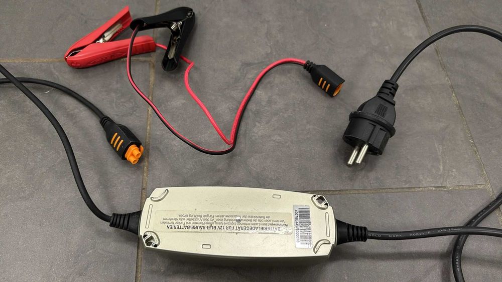 Ładowarka akumulatorów Prostownik Yamaha YEC-9 12V [2882]