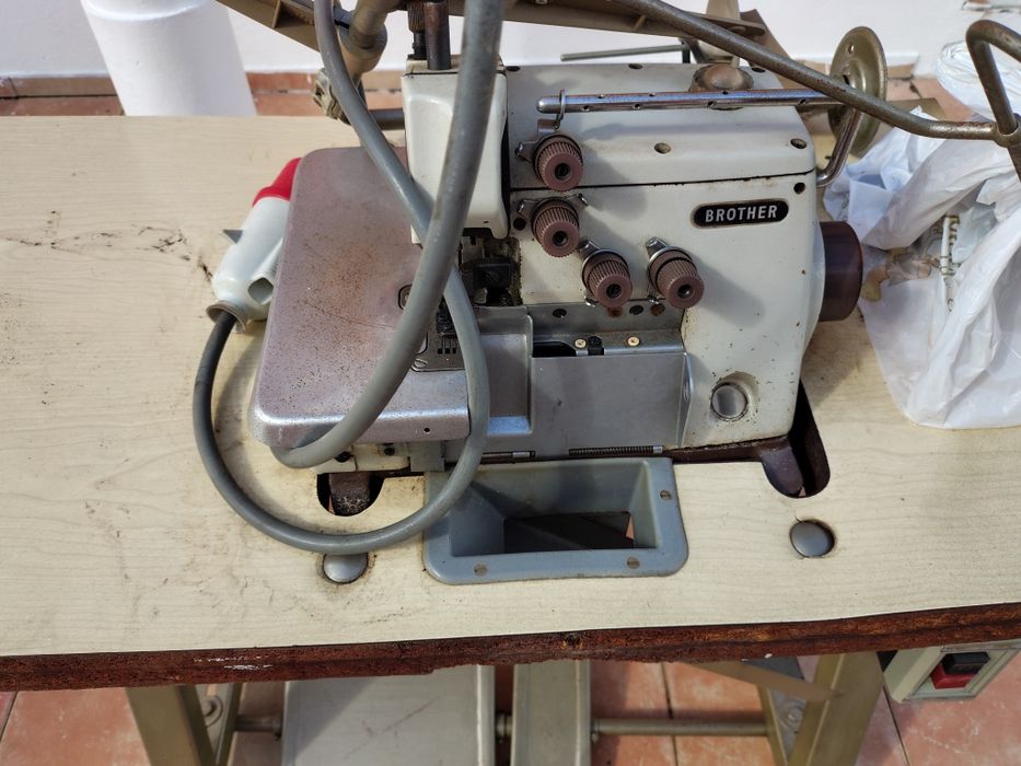 Maquina costura corte e cose Brother EF4-B531