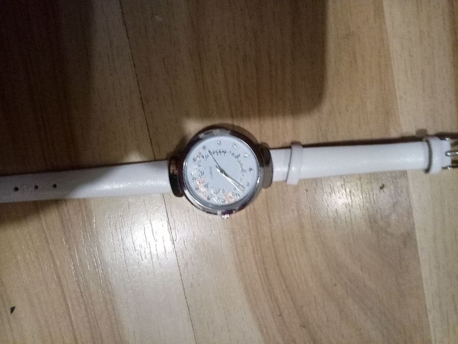 Nowy Zegarek Avon na białym pasku