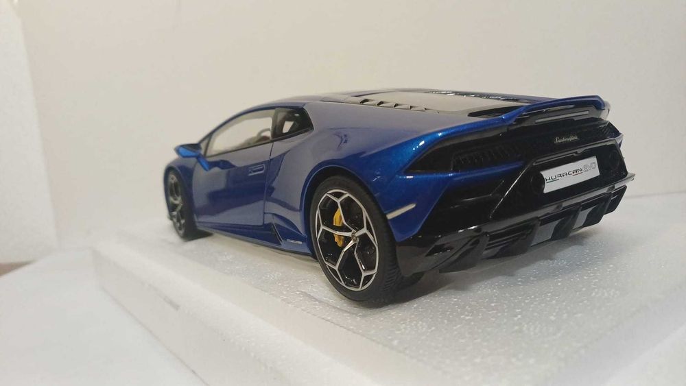 1/18 Lamborghini Huracan Evo az - AUTOArt