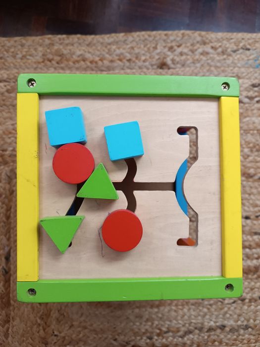 Cubo de atividades para bebés
