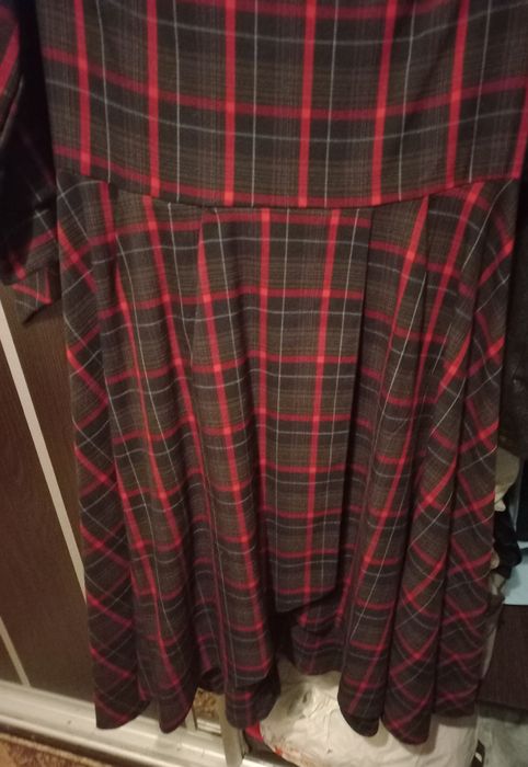 Елегантна жіноча сукня в клітинку з поясом