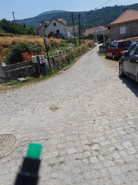 Moradia rústica em ruinas com logradouro e espigueiro